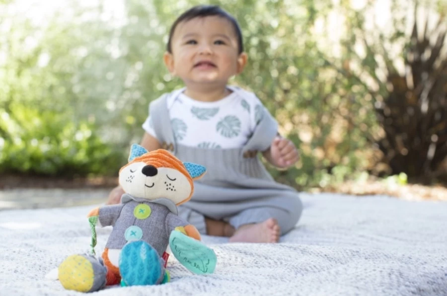 Infantino Go Gaga Playtime Pal Vos Buggyspeeltje BK-216311 2 Infantino Go Gaga Playtime Pal Vos Buggyspeeltje BK-216311 - Afbeelding 2